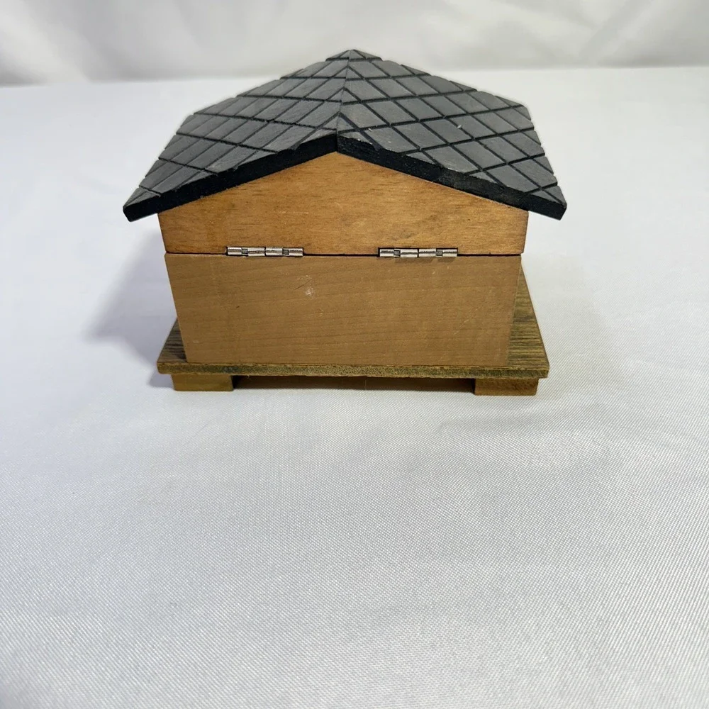 Wood Cabin/Cottage/House Music Box Made‎ in Japan. WORKS VTG Adorable!
